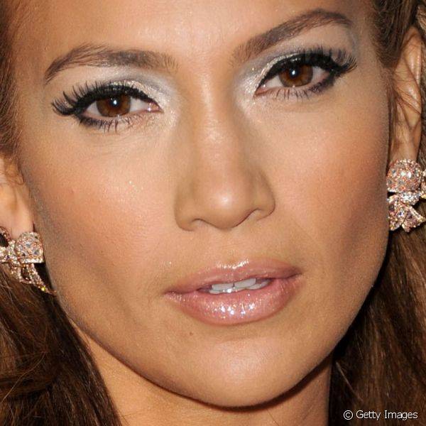 Jennifer Lopez usou um esfumado de sombra prata para complementar seu look rosa usado no Globo de Ouro 2011